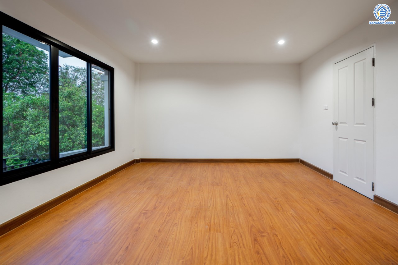 ทาวน์เฮ้าส์มือสองนนทบุรี ม.สรานนท์ ติวานนท์-ปากเกร็ด ทาวน์เฮ้าส์ 3ชั้นครึ่ง หลังมุม เนื้อที่ 26 ตร.ว. ฟังก์ชัน 4 ห้องนอน 3 ห้องน้ำ จอดรถได้ 1 คัน พร้อม Living Room กว้างขวาง บนทำเลติดถนนติวานนท์ ใกล้เซ็นทรัลแจ้งวัฒนะ รถไฟฟ้าสายสีชมพู "สถานีปากเกร็ด" และทางด่วน "ศรีรัช"...